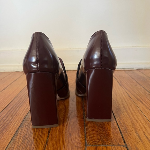 Shoe Dazzle Burgundy Heels with Gold Chain - Picture 4 of 4